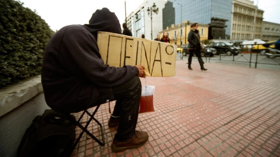 Politico: Η Ελλάδα βγαίνει πολύ φτωχότερη από το πρόγραμμα διάσωσης